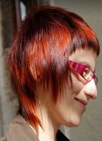cieniowane fryzury krótkie - uczesanie damskie z włosów krótkich cieniowanych zdjęcie numer 49B